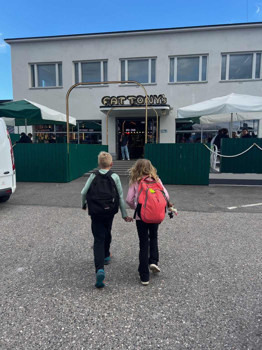 Noa ja sisko kävelevät Fat Tony'siin